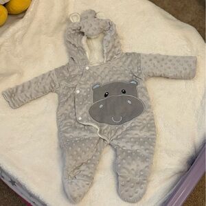 NWOT washed baby hippo 0-3 months hooded footsie. Soft and warm. Gray